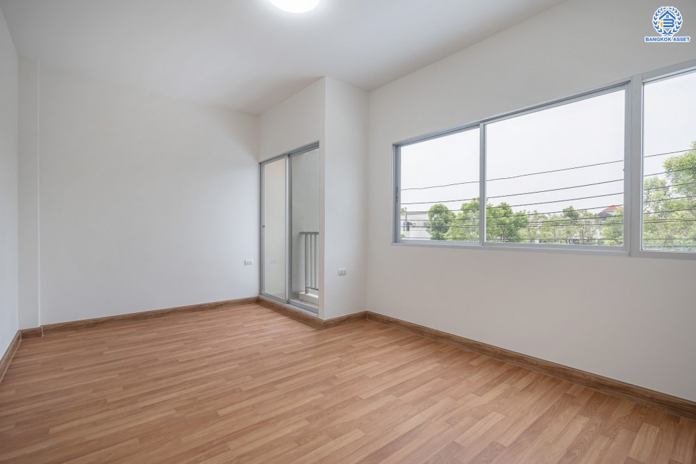 บ้านมือสองตกแต่งใหม่ โครงการ ลุมพินีทาวน์วิลล์ ราชพฤกษ์-นครอินทร์ เนื้อที่ 17.5 ตร.ว. ฟังก์ชัน 3 ห้องนอน 2 ห้องน้ำ 1 ที่จอดรถ บรรยากาศโครงการมีความเป็นส่วนตัว หน้าบ้านไม่ชนใคร พร้อมสิ่งอำนวยความสะดวกโครงการครบครัน บนทำเลดีเชื่อมต่อเข้าเมืองได้ง่าย ทั้งถนนราชพฤกษ์ ถนนนครอินทร์ จุดขึ้นทางด่วน "ศรีรัช"